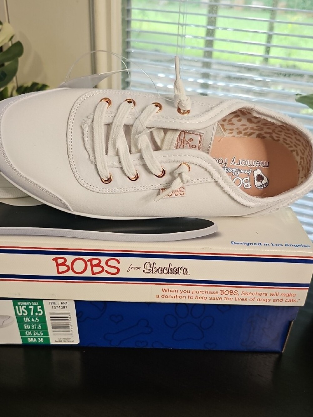 NIB-BOBS from SkechersWomen's White Low-Top Canvas Sneakers. Women's Size US 7.5 - Picture 3 of 10